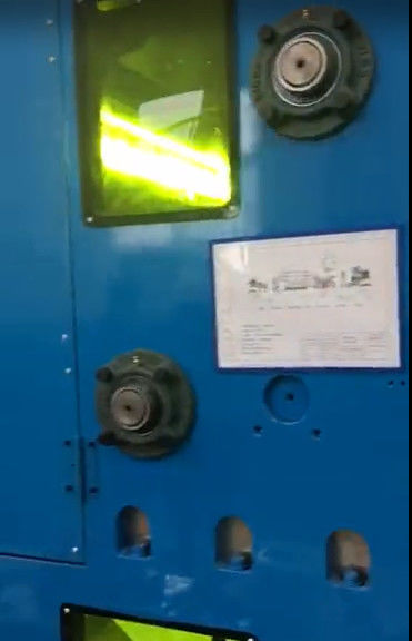 Macchina per la laminazione di pellicole protettive in bianco e blu
