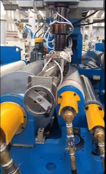 Macchina per la laminazione di pellicole protettive in bianco e blu